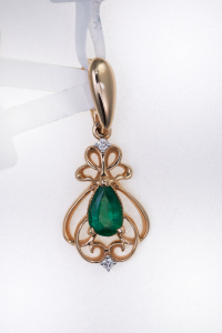 Gold pendant with diamond and emerald