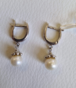 Gold earrings with pearls