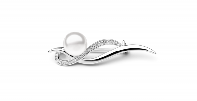 Silver brooch with peral