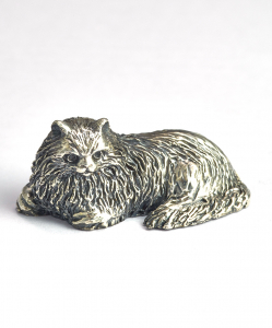 Statuette Persian cat lies