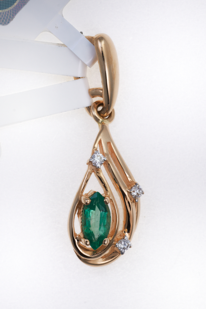 Gold pendant with diamond and emerald