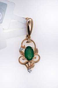 Gold pendant with diamond and emerald