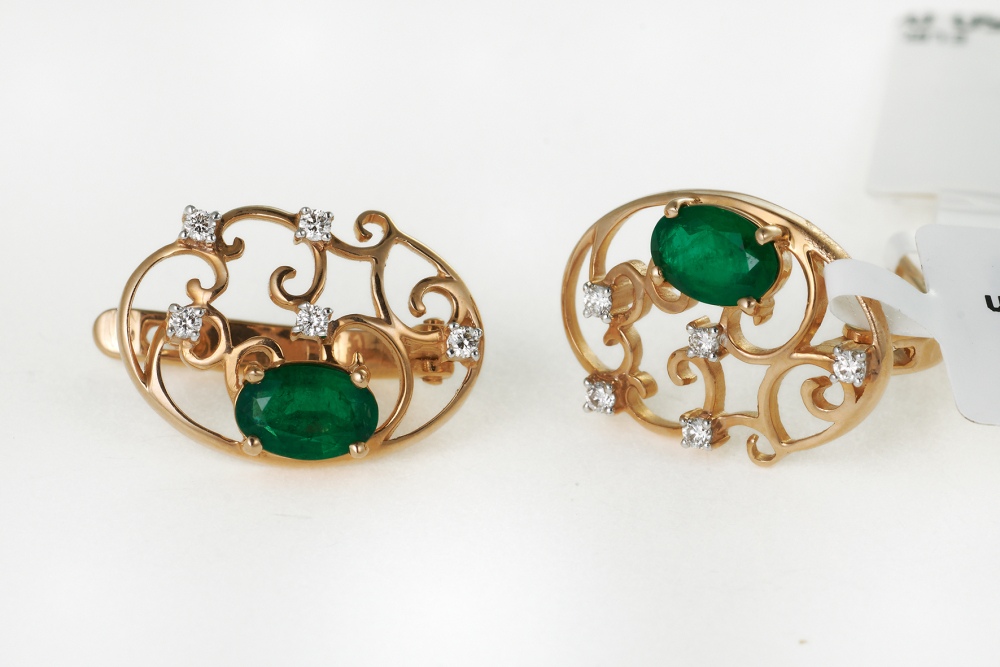 Gold earrings with diamond and emerald