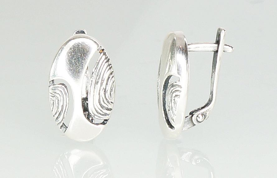 Silver earrings with 'english' lock