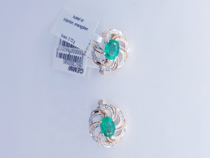 Gold earrings with diamond and emerald