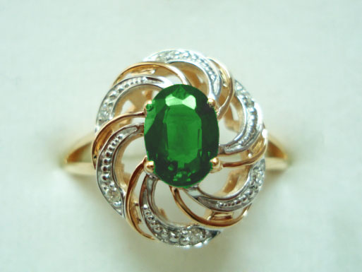 Gold ring with diamond and emerald