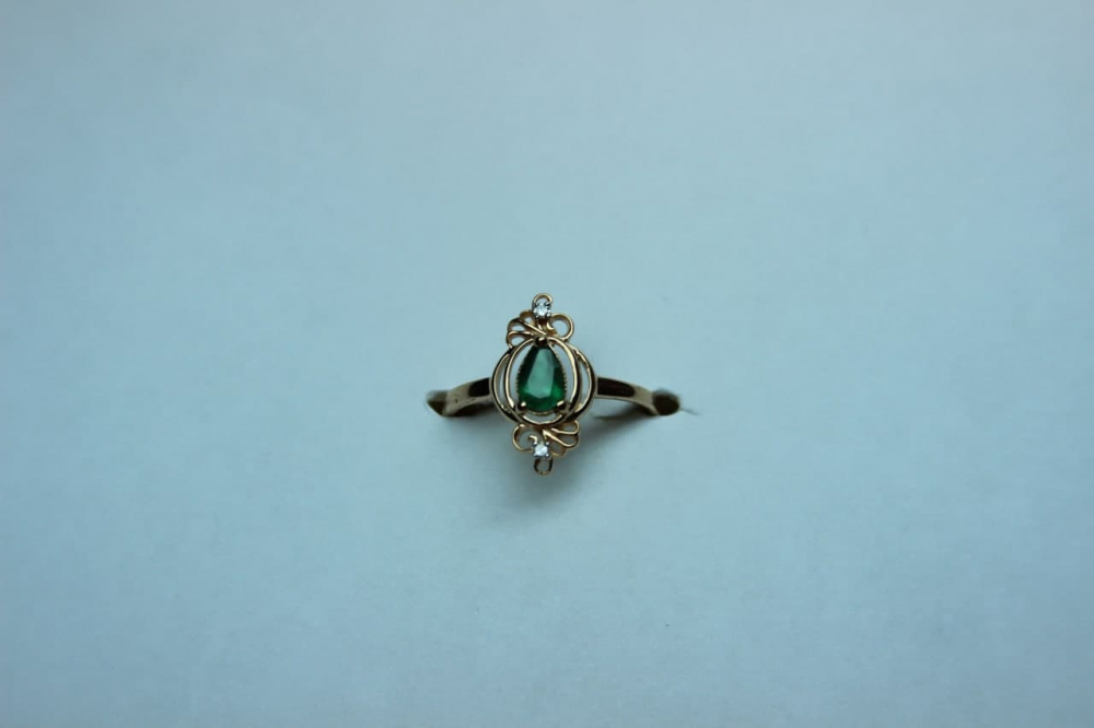 Gold ring with diamond and emerald