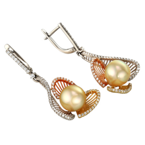 Gold earrings with diamond and parls