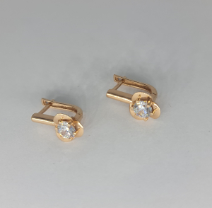 Gold earrings with phianites