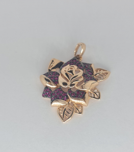 Gold pendant with phianite