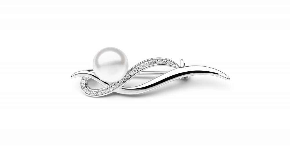 Silver brooch with peral