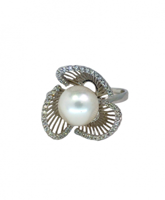 Gold ring with diamonds and pearl